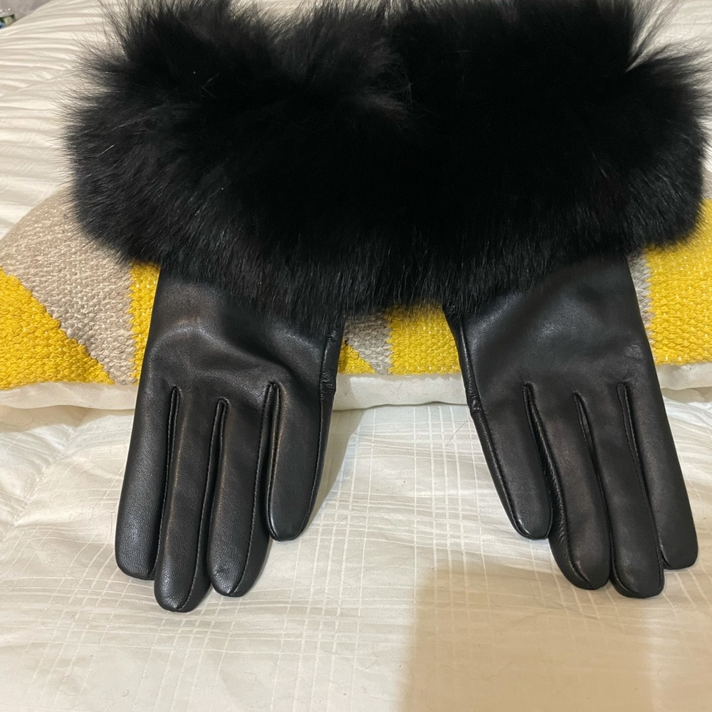 100% Black Leather gloves with Fox fur